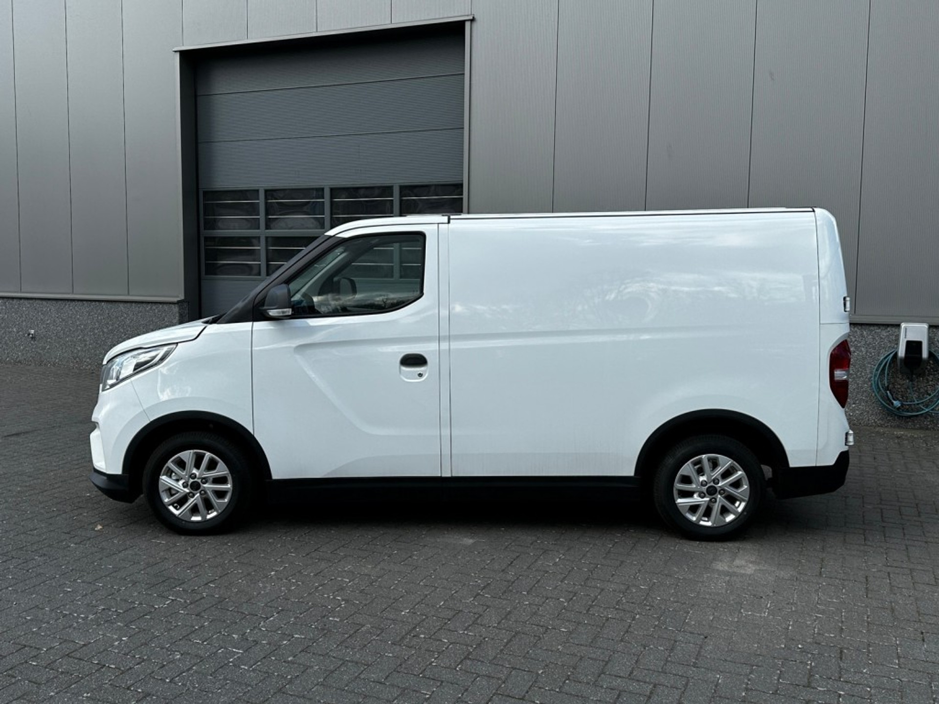 39827935-7.jpg